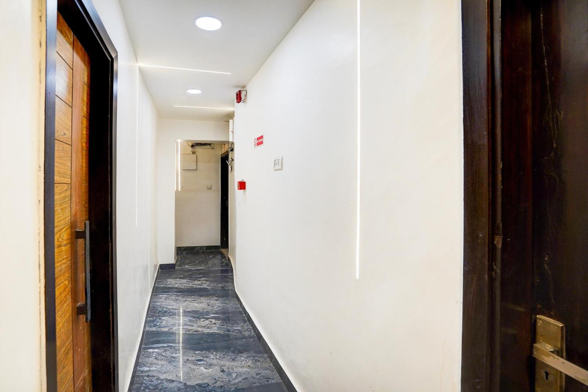 Staybook Hotel Atlanta New Delhi Train Station エクステリア 写真